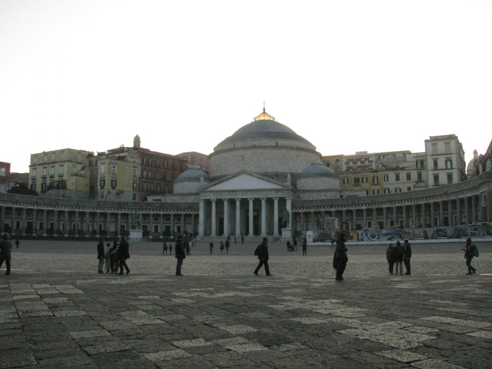 Piazza del Plebiscito con vista sulla Basilica di San Francesco da Paola e il colonnato ellittico