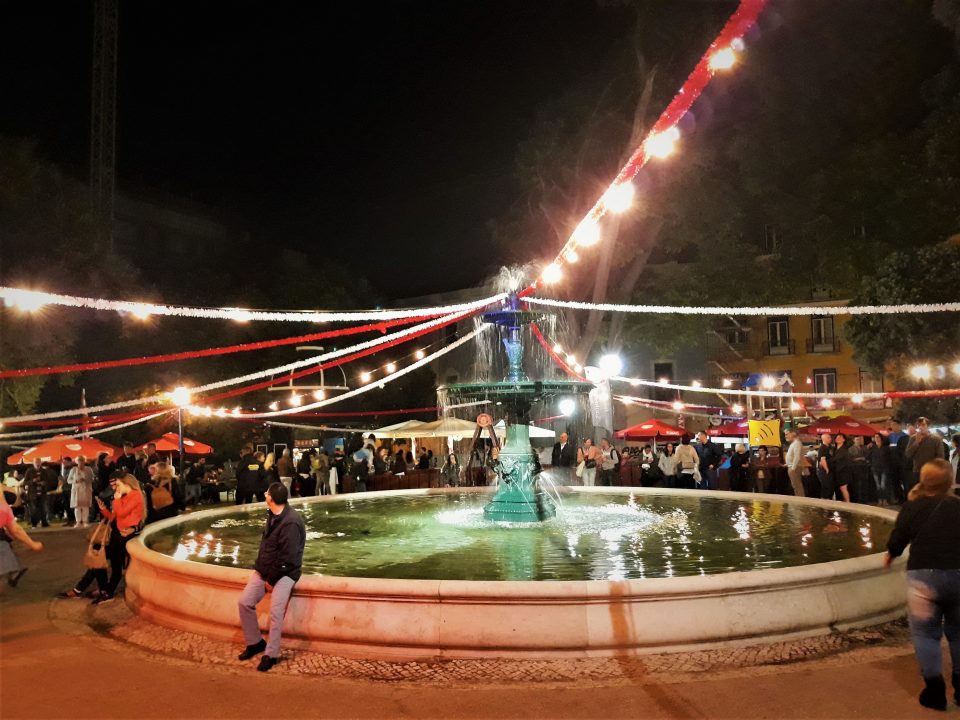 arraial di praça da alegria, festoni, luci e colori per festeggiare Sant'Antonio