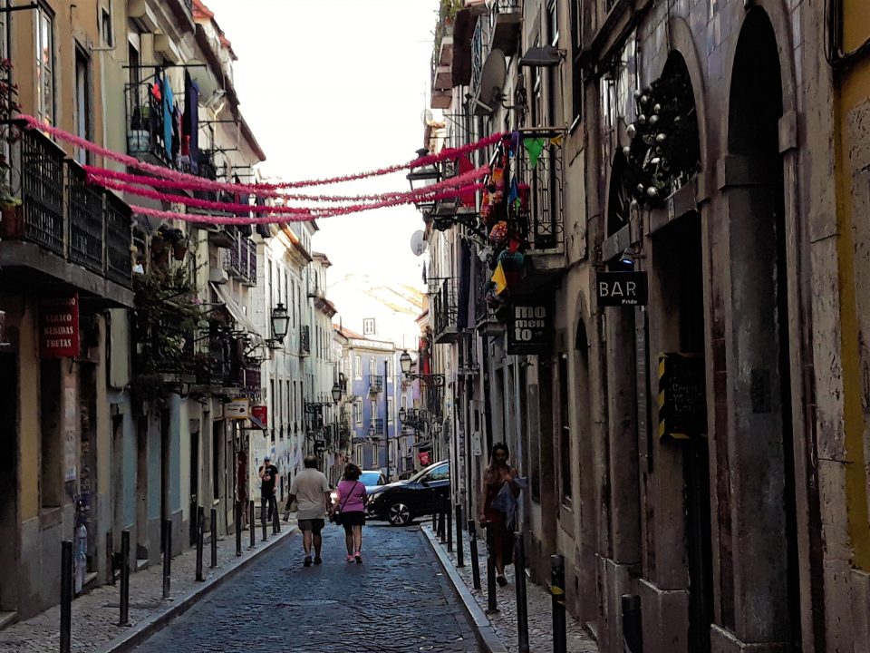 una via del bairro alto decorata con festoni colorati per Sant'Antonio