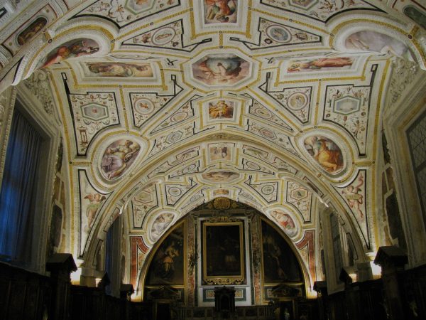 Sacrestia del Vasari: la volta affrescata con motivi armoniosi su sfondo bianco
