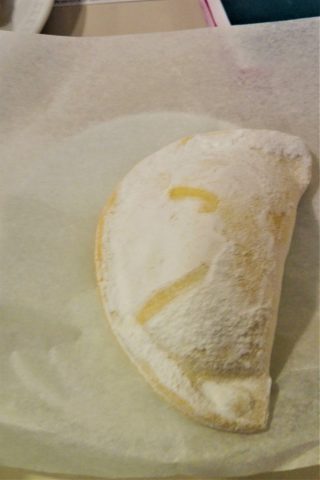 un pastel de Santa Clara ricoperto di zucchero a velo