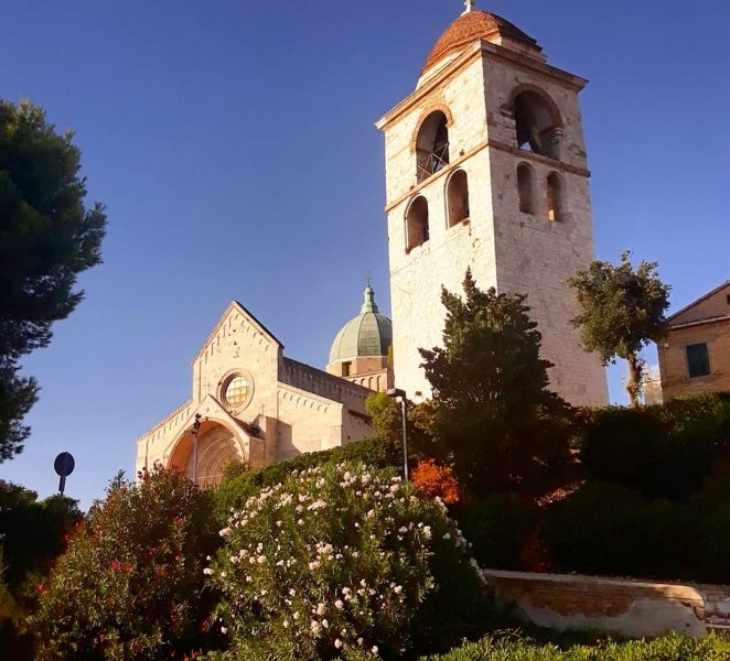 La Cattedrale di San Ciriaco - il corpo del Duomo e il campanile si intravedono tra la vegetazione del colle guasco