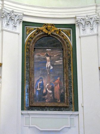 La Crocefissione di Tiziano spicca dal bianco dietro l'altare