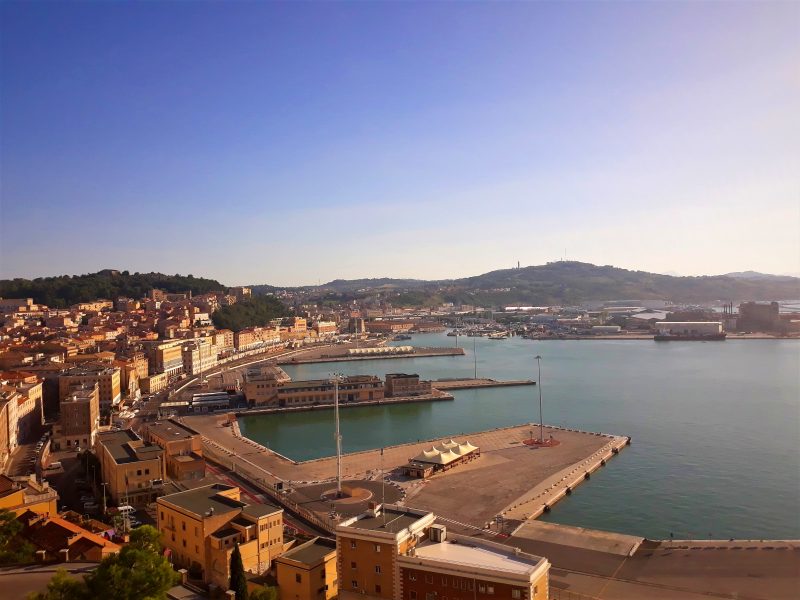 veduta del porto di Ancona dall'alto: si nota la conformazione a gomito del promontorio e della città
