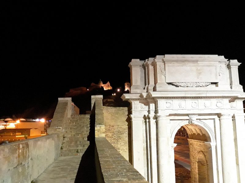 In primo piano l'Arco clementino e la passeggiata sopraelevata, sullo sfondo il colle e la cattedrale di San Ciriaco