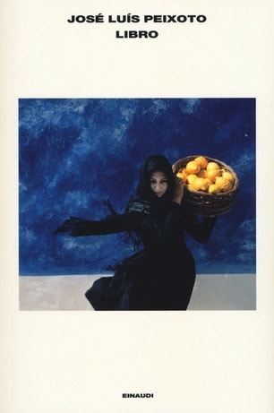 Copertina italiana di Libro. Una donna vestita di nero porta un cesto di arance.