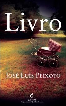 copertina portoghese di Livro, sui toni dell'arancione, in primo piano una culla e un parco sullo sfondo.
