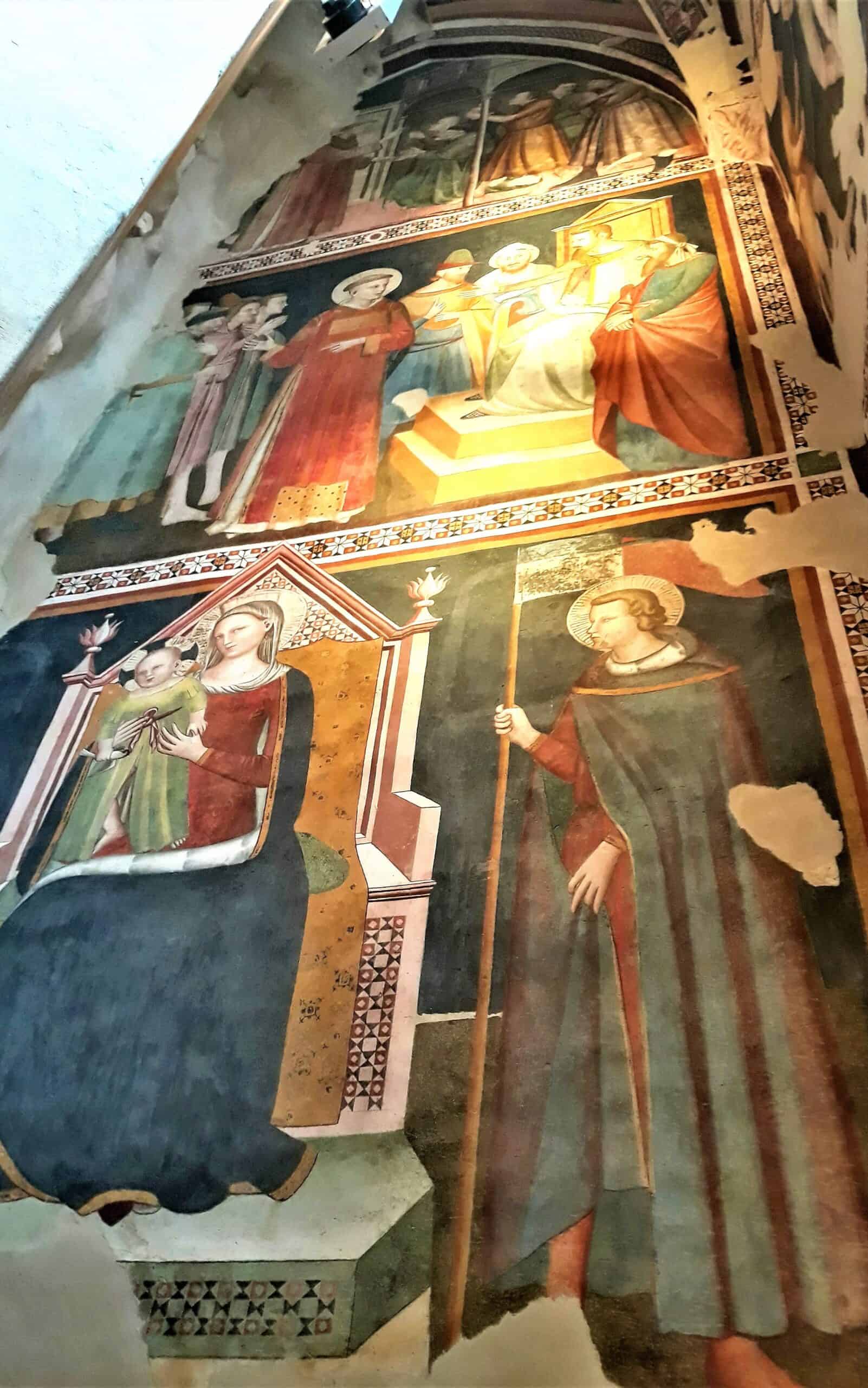 Una parete della cappella del Duomo di Fabriano completamente affrescata