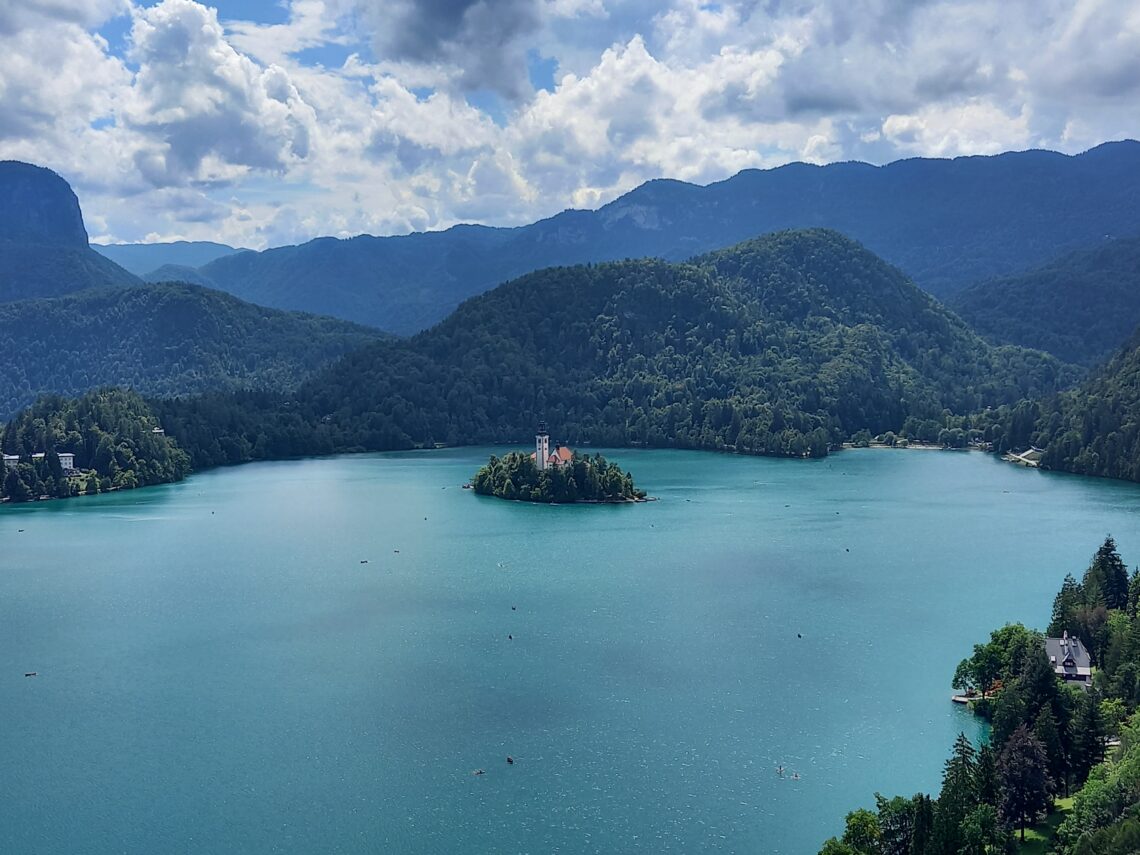 vista del lago di bled in slovenia con l'isolotto in centro e le montagne nello sfondo