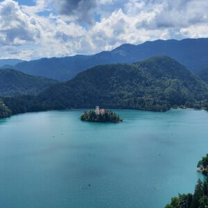 vista del lago di bled in slovenia con l'isolotto in centro e le montagne nello sfondo