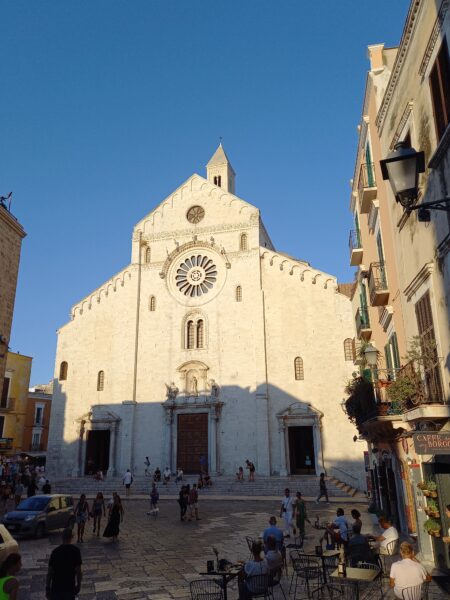 La Cattedrale di Bari, con rosone centrale, in stile romanico pugliese