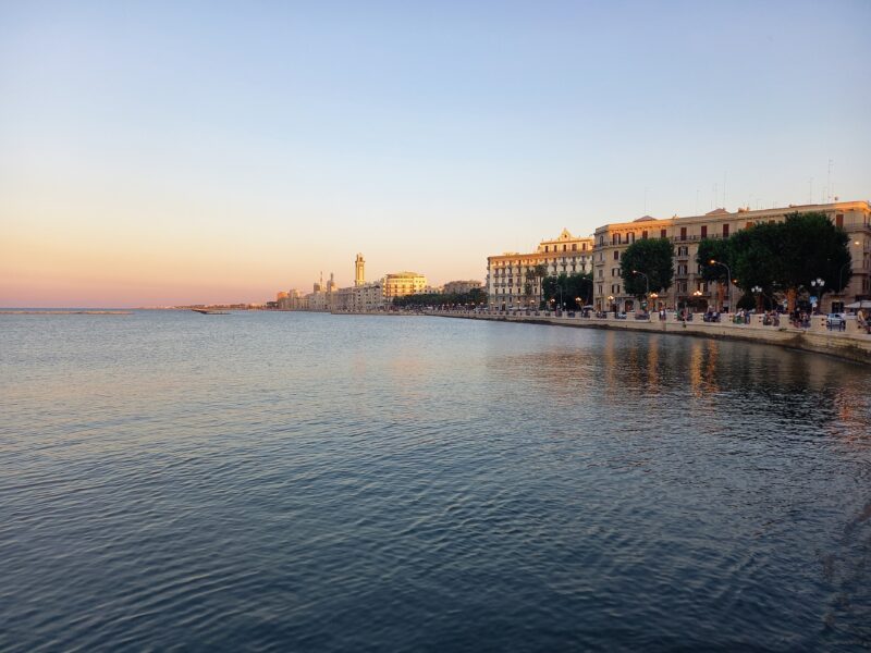 Vista dal lungo mare di Bari al tramonto