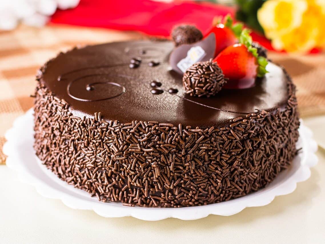 Una torta brigadeiro completamente rivestita di cioccolato.